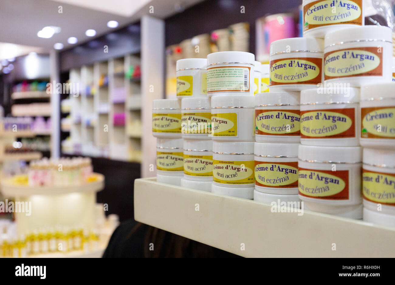 Olio di Argan prodotti per la vendita nei duty free shop. Aeroporto di Marrakech Marrakech Marocco Africa del Nord Foto Stock