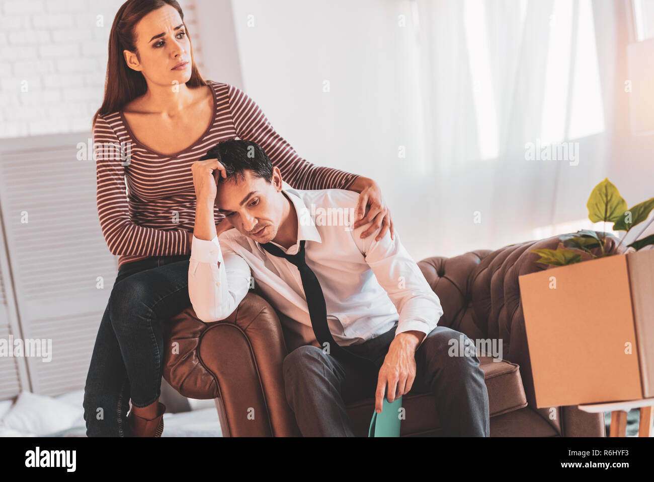 Premuto uomo seduto con sua moglie e la sensazione di essere il suo supporto Foto Stock