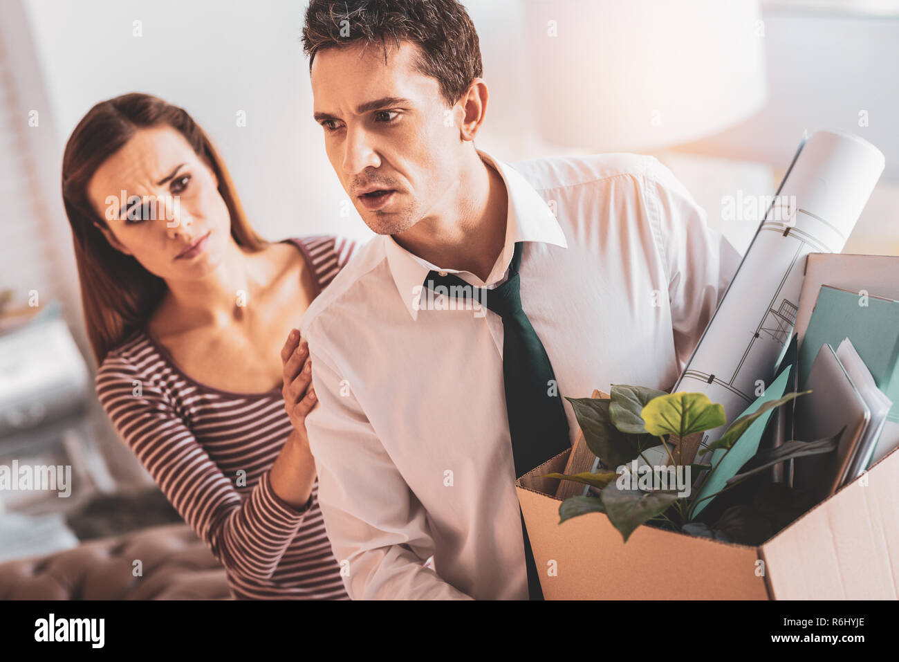 Giovane donna accigliata e suo marito disoccupati frustrati Foto Stock