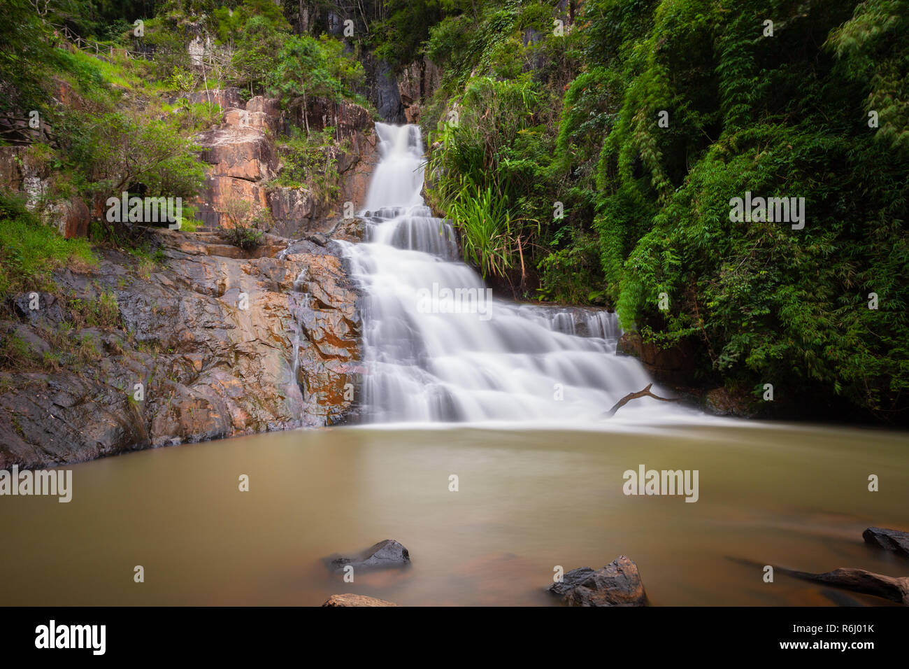 La seconda cascata delle cascate Datanla accessibile solo dall'ascensore, Dalat, Vietnam Foto Stock