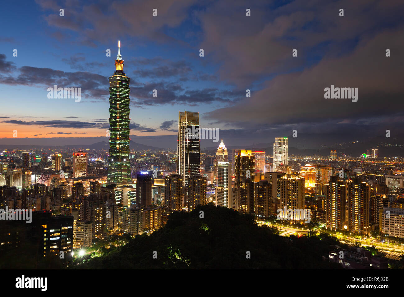 Tramonto spettacolare vista sullo skyline di Taipei con il grattacielo Taipei 101, Taipei, Taiwan Foto Stock
