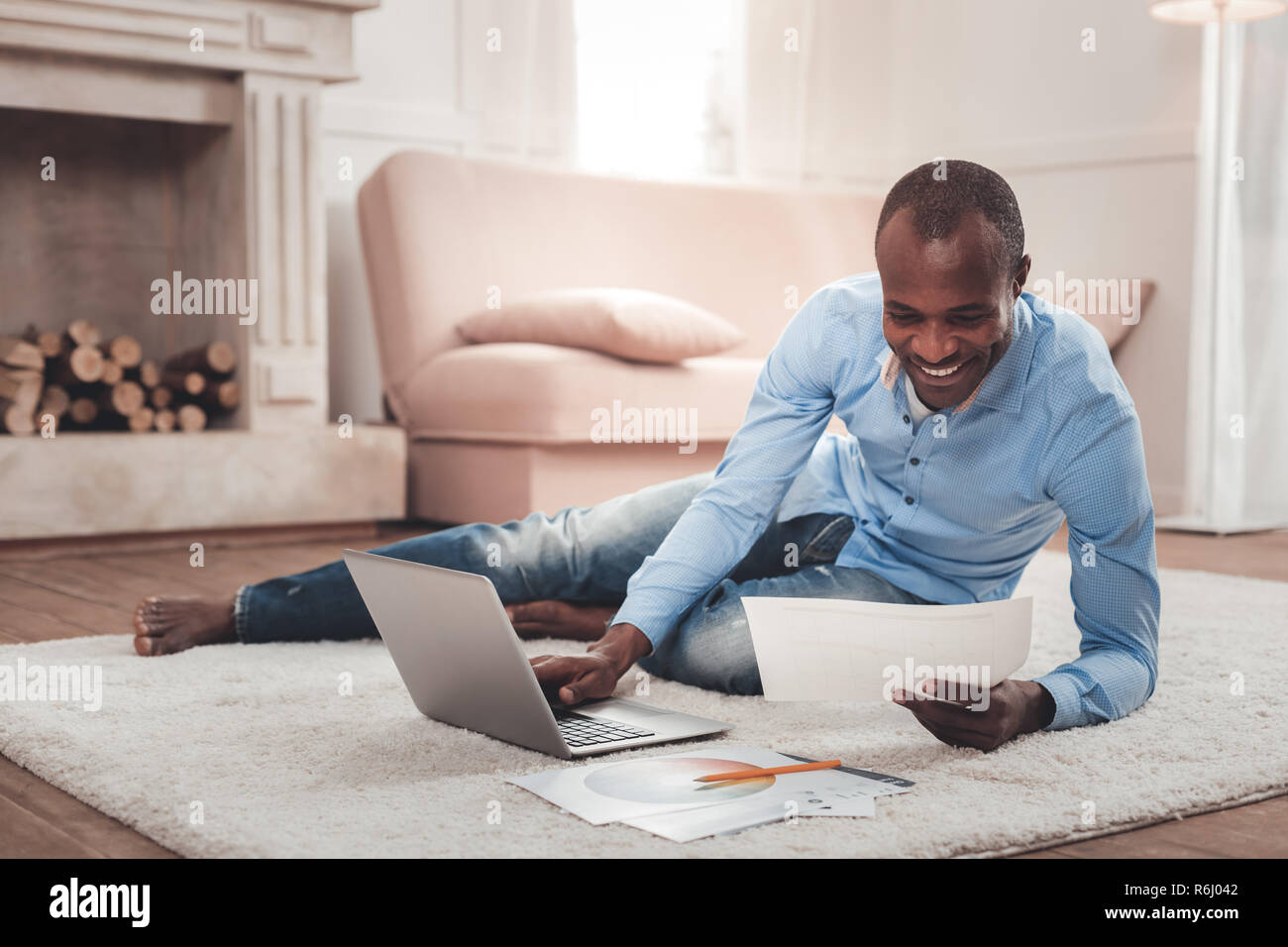 Felice l'uomo positivo lavoro da casa Foto Stock