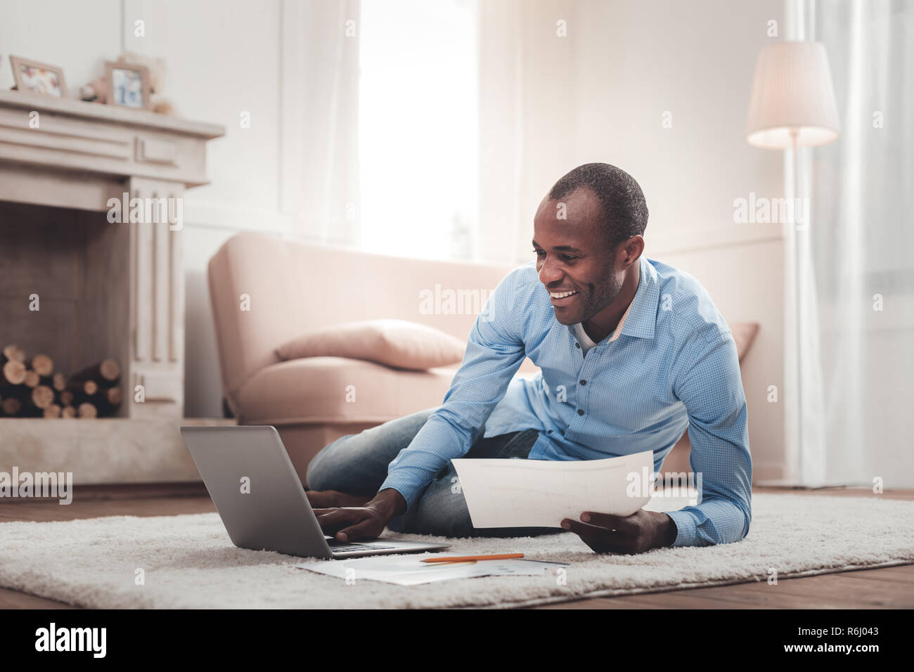 Gioioso allegro uomo guardando lo schermo del laptop Foto Stock