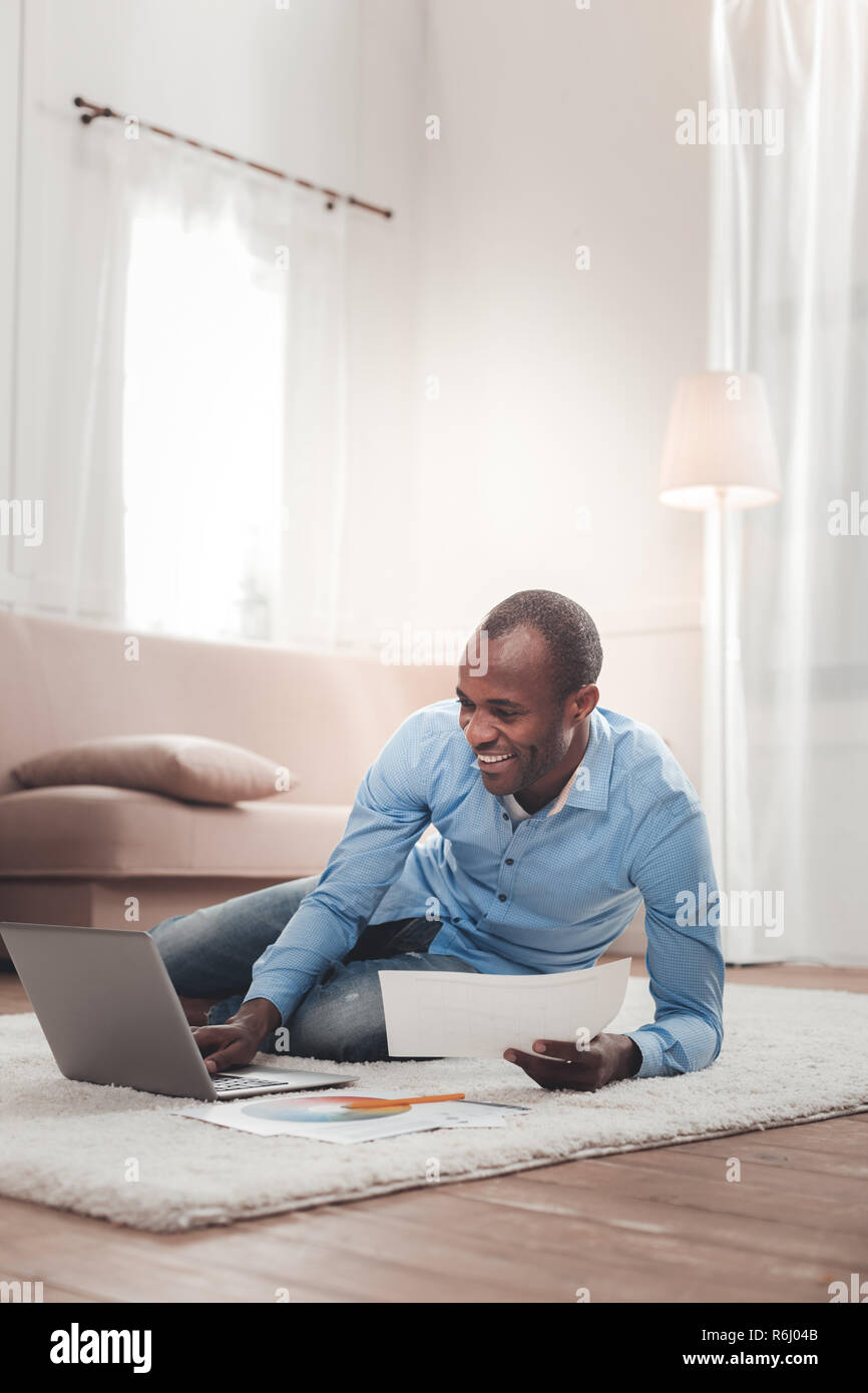Positivo l'imprenditore di successo lavorando su un progetto Foto Stock