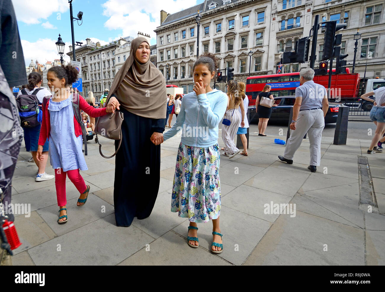 Donna musulmana con le sue due figlie, Londra, Inghilterra, Regno Unito. Foto Stock