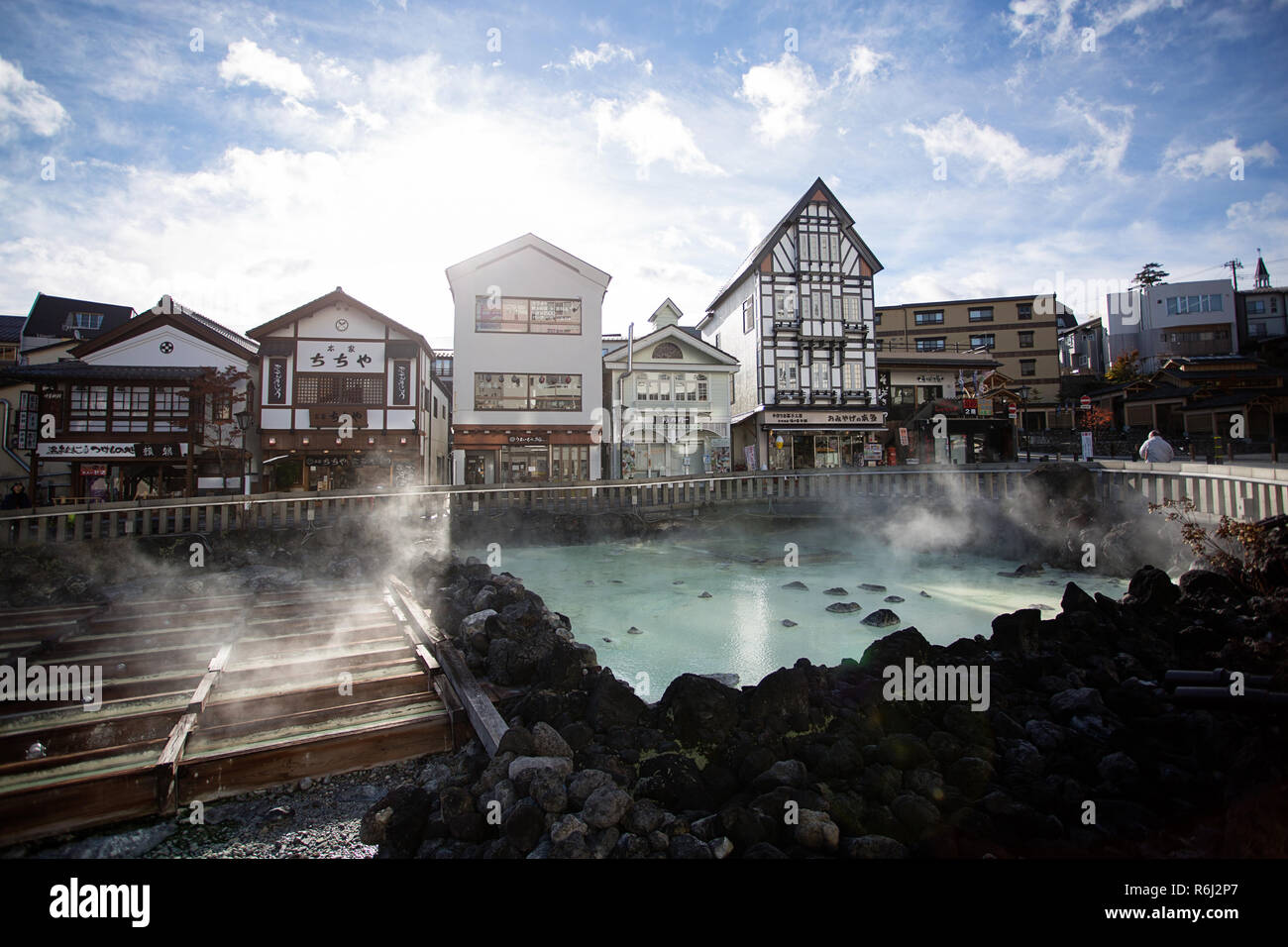 Il vapore caldo sorge dal Yubatake - Campo di acqua calda, la molla nel centro della città di Kusatsu, Giappone. Foto Stock