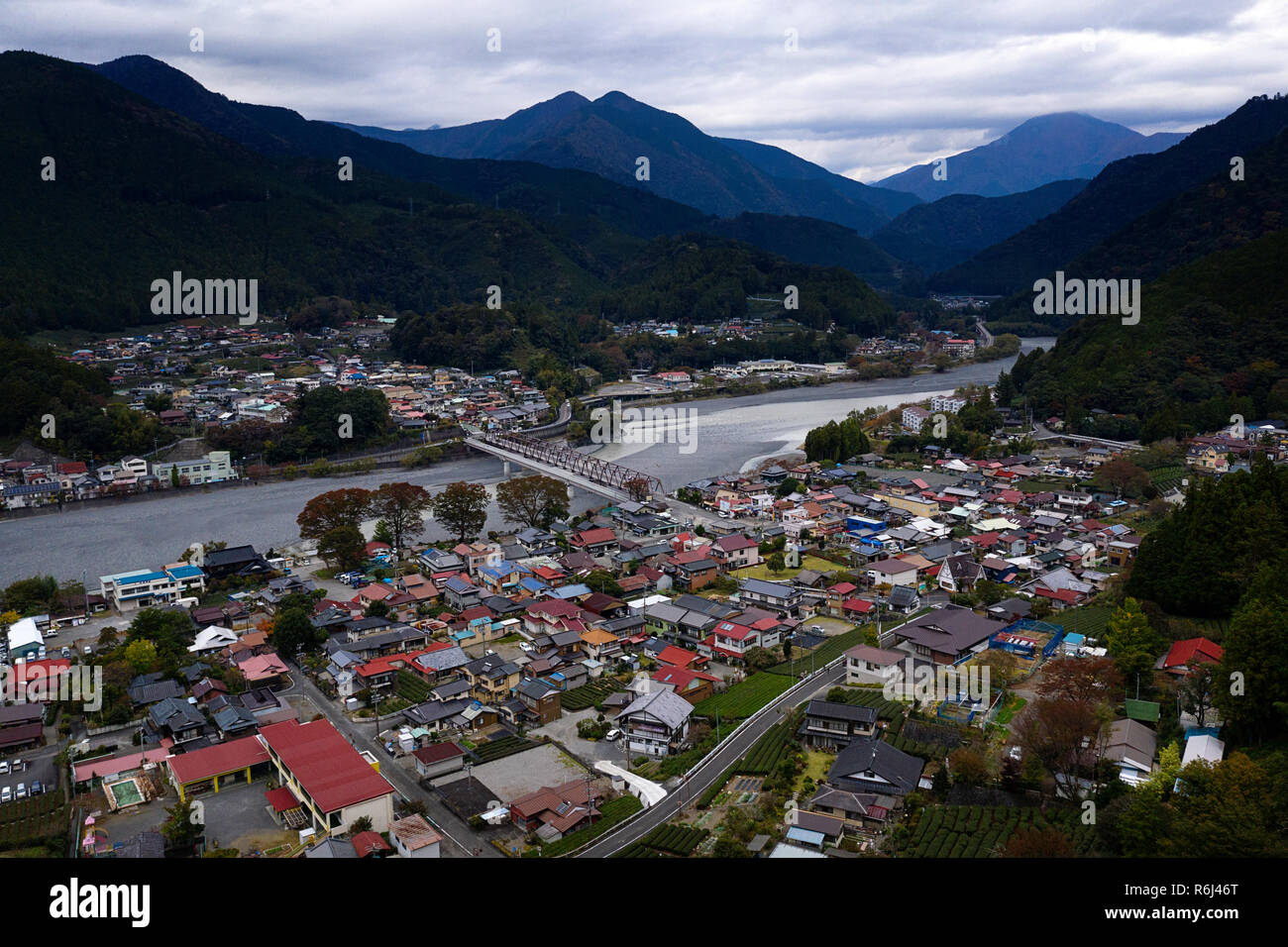 Foto aerea di giapponese campagna città, le piantagioni di tè, da un fiume, prese da fuco, Giappone Foto Stock