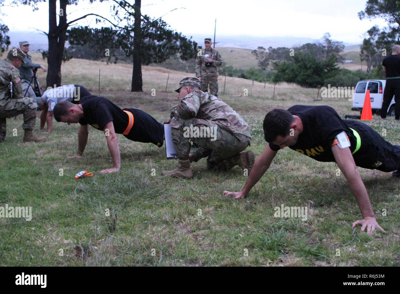 Sgt. James Peterson della California Army National Guard, destra e Sgt. Giuseppe Holliway dell'esercito Colorado National Guard per eseguire sit ups potrà 16 durante il 2017 la Guardia Nazionale Ufficio di Presidenza Regione 7 guerriero migliore concorrenza a Camp San Luis Obispo San Luis Obispo, California. Foto Stock