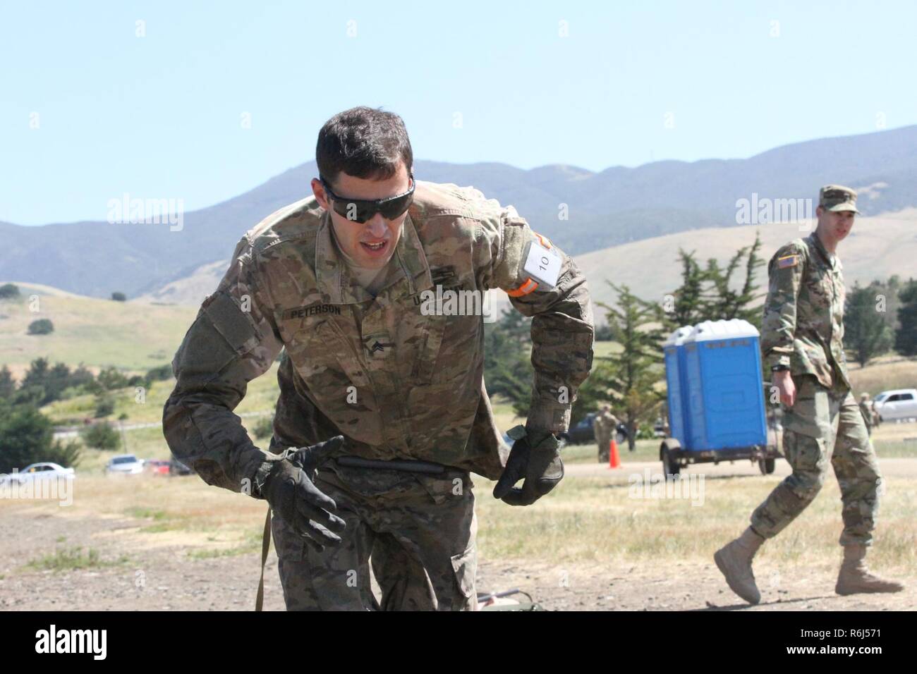 California Esercito Nazionale Guardsman Sgt. James Peterson trascina un 180-pound skid nel maggio 16 ostacolo corso durante il 2017 esercito Guardia Nazionale Regione 7 guerriero migliore concorrenza possono 15-19 a Camp San Luis Obispo, California. Foto Stock