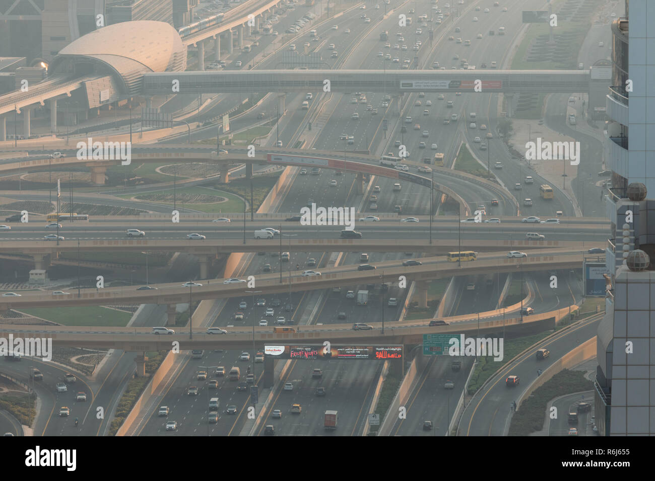 Strade di Dubai, giunzione, intersezione. Dubai il traffico automobilistico, strade trafficate, Interchange 1. Sheikh Zayed road. Nel centro cittadino di Dubai. Emirati Arabi Uniti Dubai highw Foto Stock