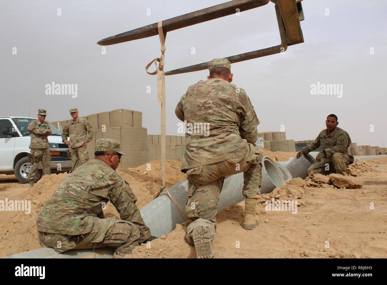 Task Force Spartan vice comandante di brigata, il generale John M. Epperly della ventinovesima divisione di fanteria, Virginia Esercito Nazionale Guardia, visitato U.S. I soldati dell esercito di Al Asad Airbase vicino a Ramadi, Iraq, Maggio 01, 2017 come parte di un campo di battaglia circolazione con funzionamento Spartan unità di protezione che partecipano alla lotta contro ISIS. Foto Stock