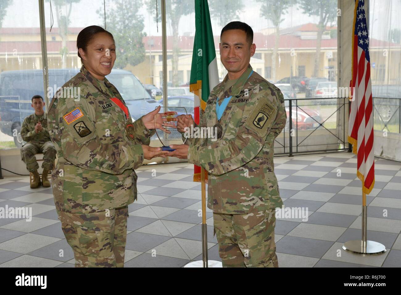 Il comando Sgt. Il Mag. Delfin J. Romani, 54th ingegnere vigili del Battaglione, riceve una cresta dal Master Sgt. Nicola Felder durante un Sgt. Morales Club induzione cerimonia tenutasi alla Caserma Ederle, Vicenza, Italia, Maggio 18, 2017. Foto Stock