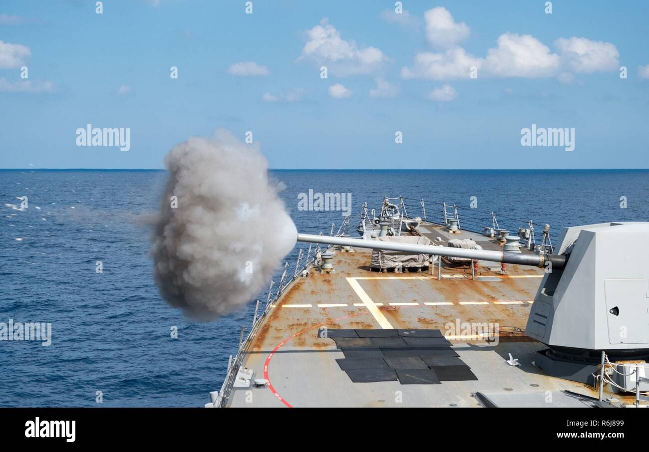 Acque del sud del Giappone (20 maggio 2017) Il Arleigh Burke-class guidato-missile destroyer USS McCampbell (DDG 85) incendi il suo marchio 45 5 pollici pistola durante un live-fire esercitazione. McCampbell è di pattuglia NEGLI STATI UNITI 7 flotta area di operazioni a sostegno della sicurezza e della stabilità in Indo-Asia-regione del Pacifico. Foto Stock