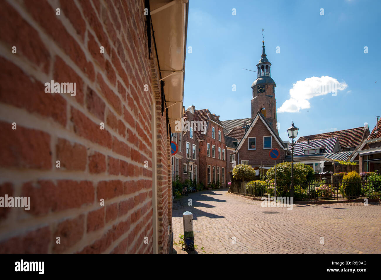 Le vecchie case in una città olandese con bellissime facciate decorate. Strade e vedere-through in una vecchia città in Paesi Bassi. Città vecchia storica blokzijl Foto Stock