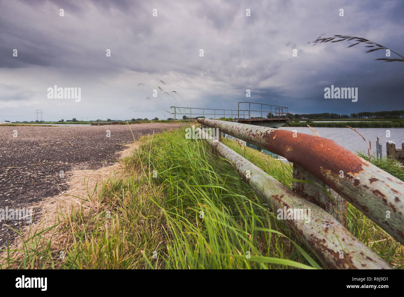 Vecchio e decrepito bastione vintage lungo il lungomare in un fiume landaschap dei Paesi Bassi. Calcestruzzo molo di ormeggio in stato di abbandono. Foto Stock