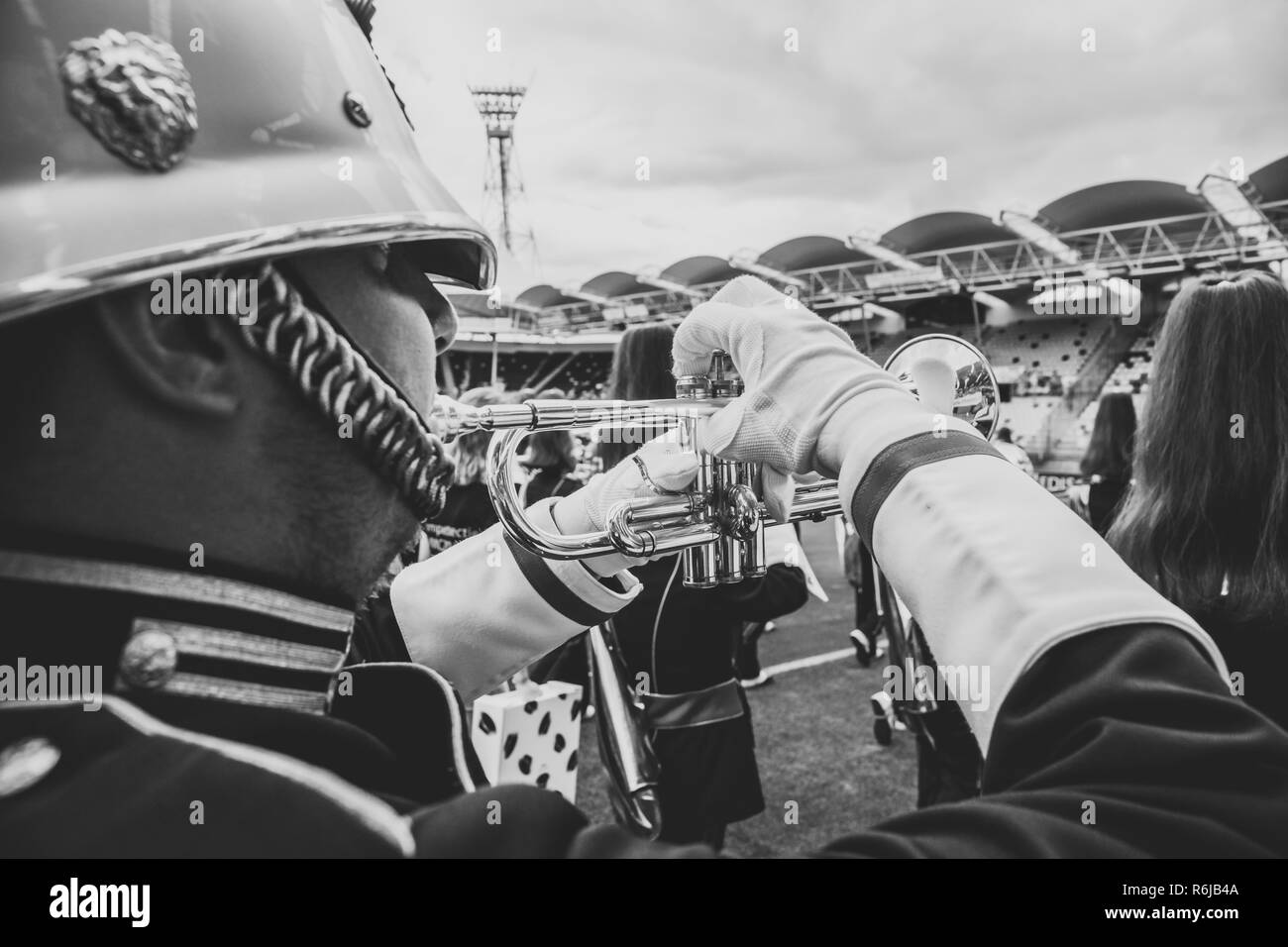 Dettagli da una musica, spettacolo e marching band. Riproduzione di musicisti di strumenti a fiato in divisa. Il baritono, Mellofoon., tromba, percussioni. Concert Band Foto Stock