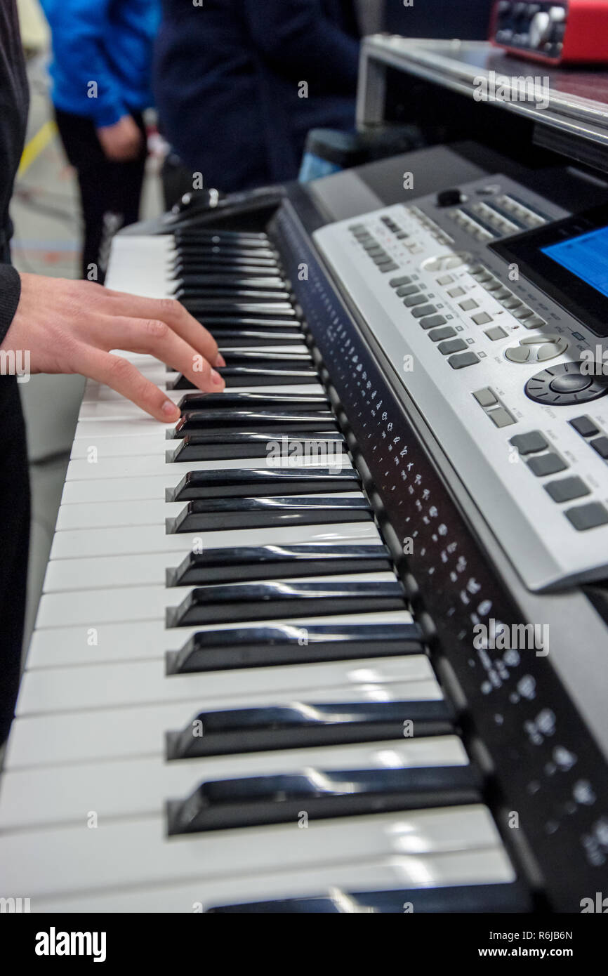 Grand sintetizzatore o tastiera pianoforte con le mani vicino fino che la riproduzione del nero e tasti bianchi Foto Stock