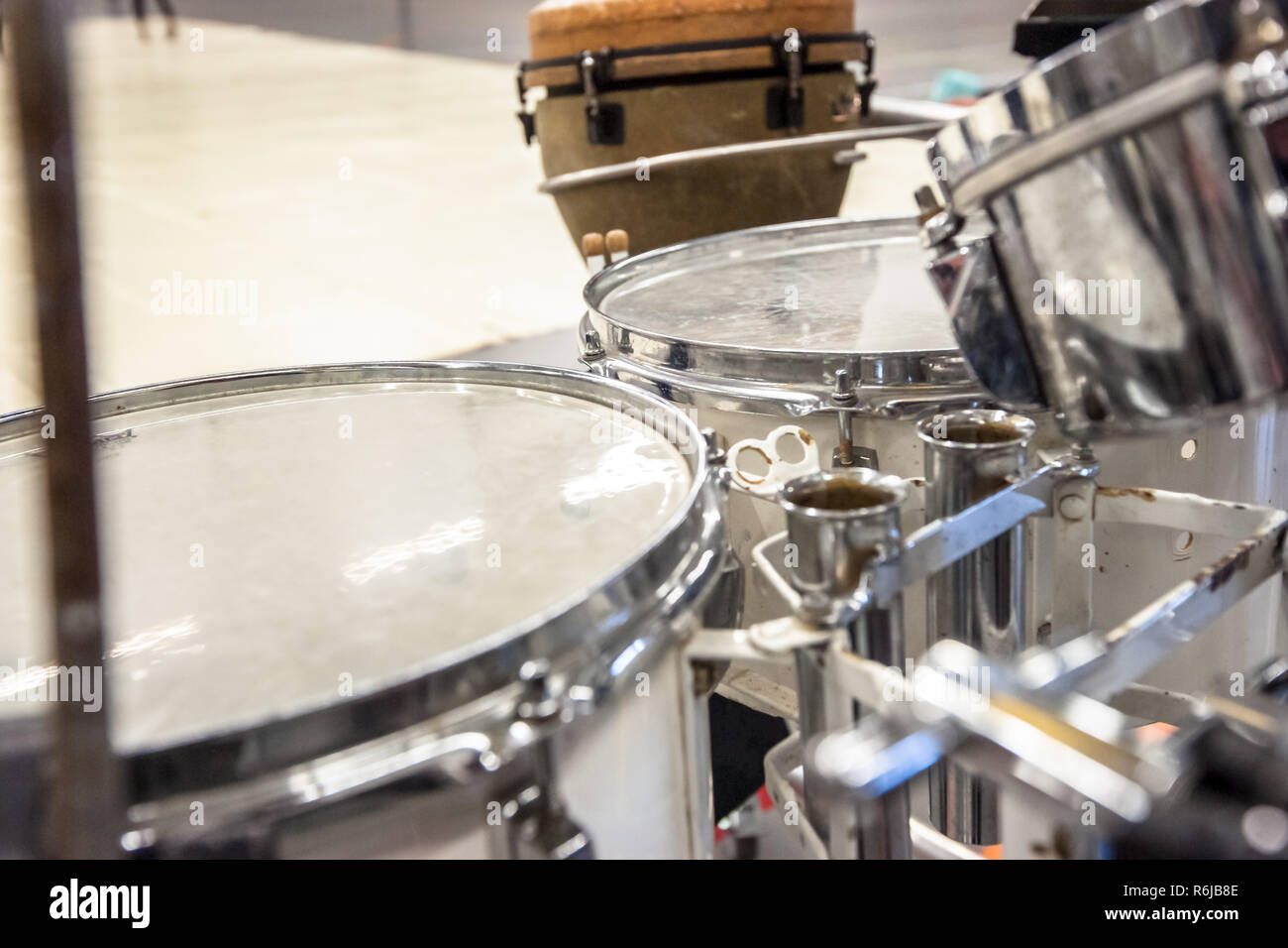 Drum band instruments durante una performance con percussionisti e sezione rhythm Foto Stock