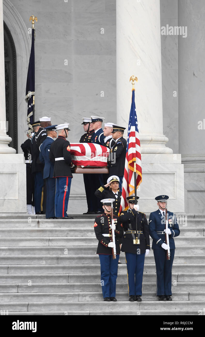 Washington, Stati Uniti d'America. 5 Dic, 2018. Lo scrigno di ex U.S. Il presidente George H.W. Bush è portato fuori degli Stati Uniti Capitol per funerali di stato a Washington, DC, Stati Uniti, su dicembre 5, 2018. In risate e lacrime, gli Stati Uniti hanno tenuto un funerale di stato qui mercoledì per la quarantunesima edizione del Presidente George H.W. Bush, che è stato ampiamente in lutto e lodato come un buon leader e una persona dedicata con un dolce anima' e grande senso dell'umorismo durante i suoi 94 anni di lunga durata. Credito: Liu Jie/Xinhua/Alamy Live News Foto Stock