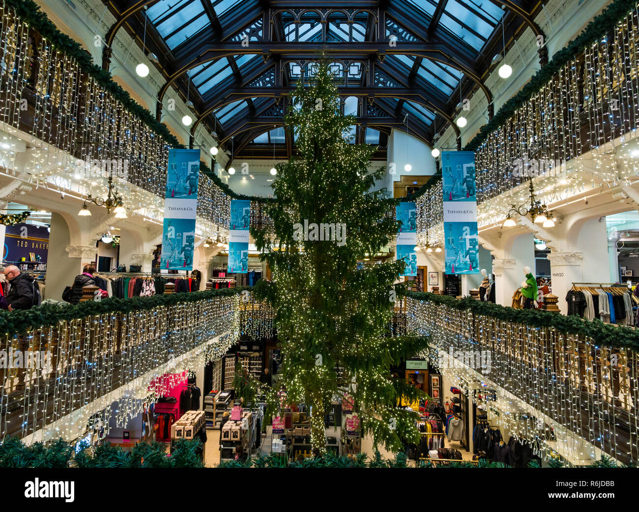 Princes Street, Edimburgo, Scozia, Regno Unito il 5 dicembre 2018. Jenners albero di Natale è un istituzione di Edimburgo. Il 40 piede albero di Natale riempie il centro della Grand Victorian balconied galleria per lo shopping Foto Stock