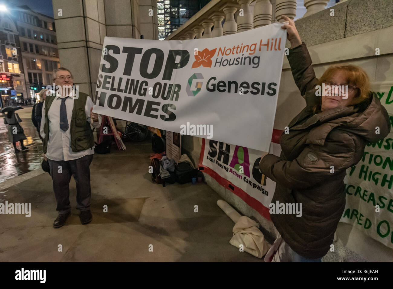 Londra, Regno Unito. Il 5 dicembre 2018. Alloggi sociali azione della campagna SHAC tenere un banner raccontando Genesi 'Stop vendere le nostre case' all'annuale alternativa Premi di alloggiamento al di fuori della sede nazionale Awards dando coppe di associazioni di alloggiamento per le riparazioni di poveri, oneri per servizi sociali e pulizia dodgy sviluppo, affitti, mancanza di responsabilità & spin, blundering management, povertà pay, punitivi performance management, implacabile ristruttura e nel complesso il bullismo. Credito: Peter Marshall / Alamy Live News Foto Stock