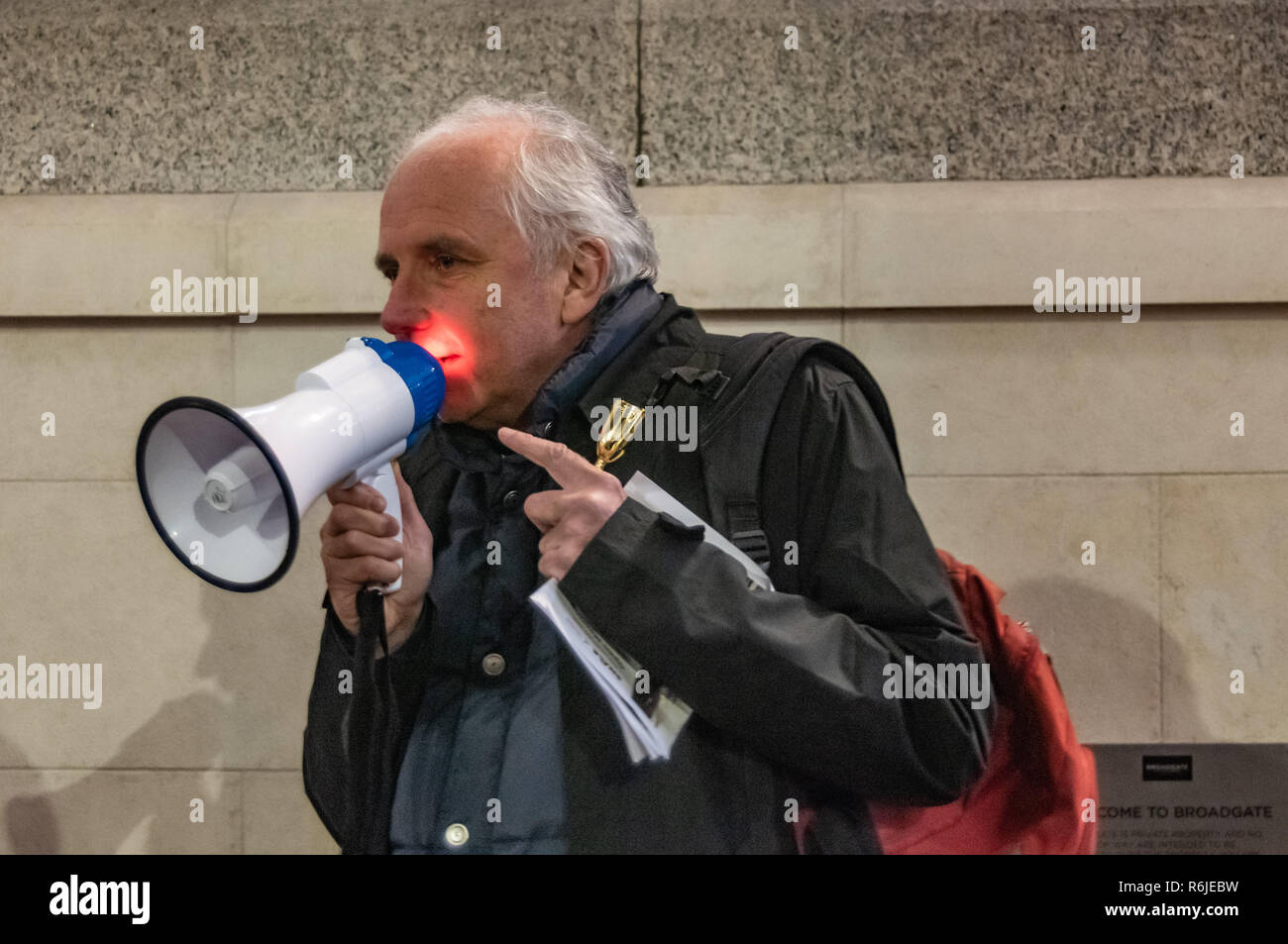 Londra, Regno Unito. Il 5 dicembre 2018. Paolo Kershaw di unire l'alloggiamento parla presso la sede sociale di azione SHAC della campagna annuale di alloggiamento alternativi premi al di fuori della sede nazionale Awards dando coppe di associazioni di alloggiamento per le riparazioni di poveri, oneri per servizi sociali e pulizia dodgy sviluppo, affitti, mancanza di responsabilità & spin, blundering management, povertà pay, punitivi performance management, implacabile ristruttura e nel complesso il bullismo. Credito: Peter Marshall / Alamy Live News Foto Stock