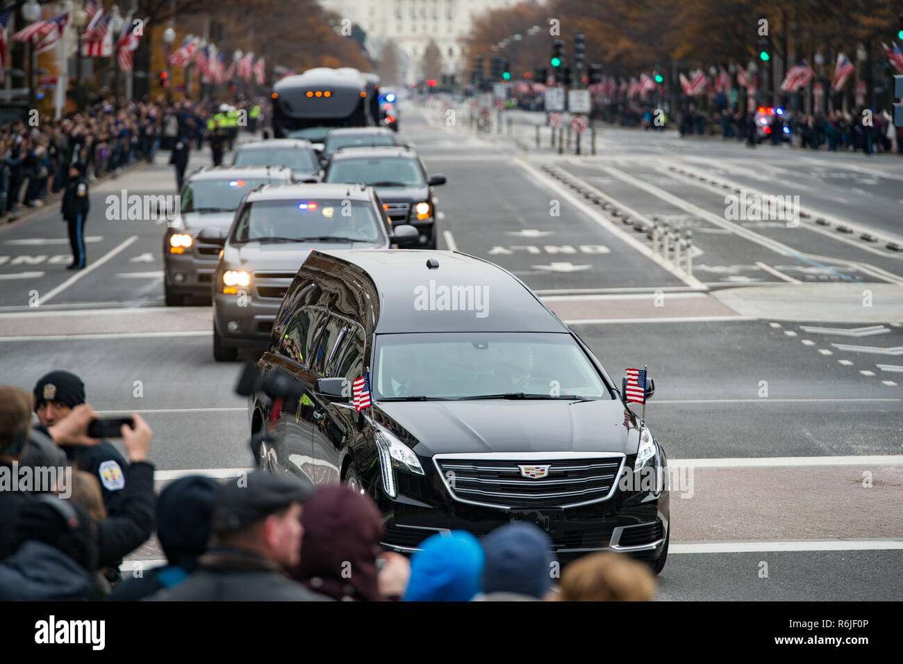 Maryland, Stati Uniti d'America. 5 Dic, 2018. Dicembre 5, 2018, Washington, Stati Uniti - Il corteo funebre per il Presidente George H.W. Bush lungo Pennsylvania Avenue NW. Credito: ZUMA Press, Inc./Alamy Live News Foto Stock