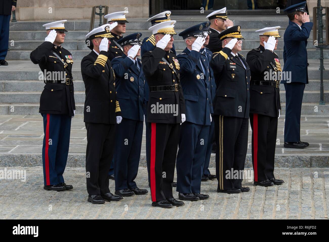 I membri dell'U.S. Servizio congiunto Chiefs salutate come scrigno dell ex presidente George H.W. Bush è portato a un funebre seguendo i funerali di stato al di fuori la Cattedrale Nazionale di Washington il 5 dicembre 2018 a Washington, DC. Bush, la quarantunesima edizione del presidente, morì nella sua casa di Houston all'età 94. In piedi da sinistra a destra sono i seguenti: presidente del Joint Chiefs gen. Giuseppe Dunford, Vice Presidente Paolo J. Selva, Esercito Capo Generale Mark A. Milley e Marine Corps Direttore generale Robert B. Neller. Foto Stock