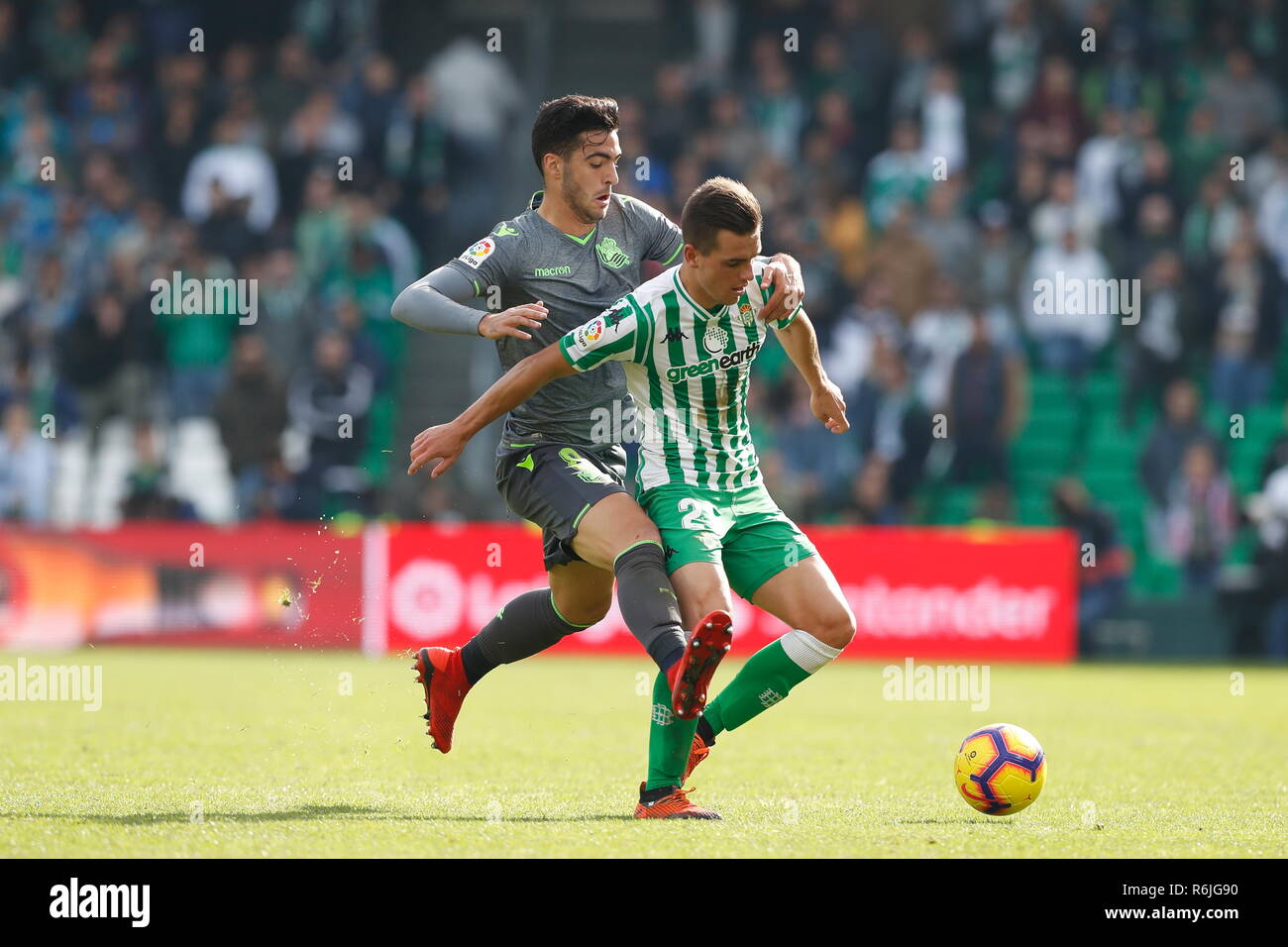 Sevilla, Spagna. 2° dic, 2018. (L-R) Mikel Merino (Sociedad), Giovani Lo Celso (Betis) Calcio/Calcetto : spagnolo "La Liga Santander' match tra Real Betis 1-0 Real Sociedad al Estadio Benito Villamarin in Sevilla, Spagna . Credito: Mutsu Kawamori/AFLO/Alamy Live News Foto Stock