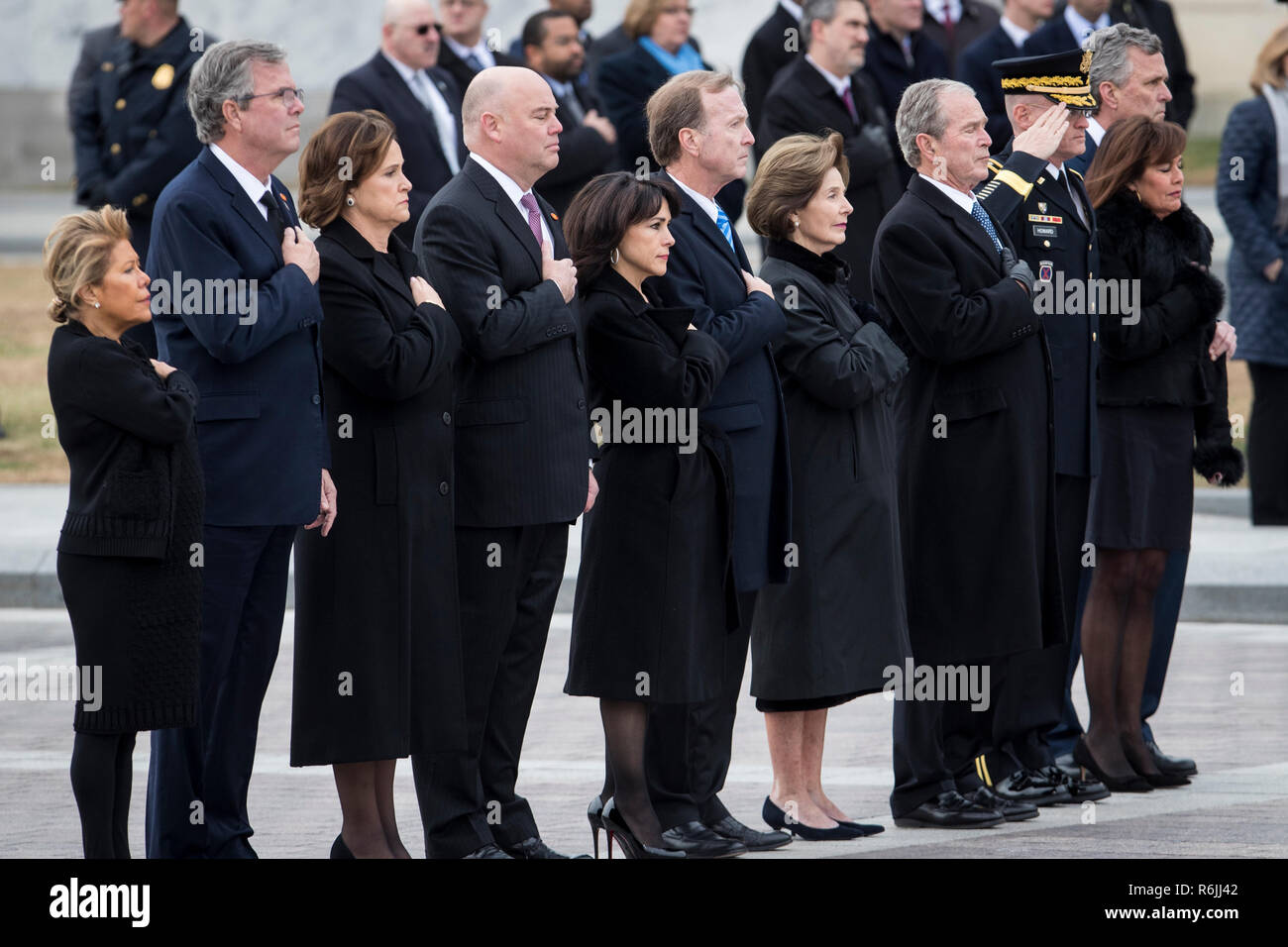 Membri della famiglia Bush guarda su come scrigno dell ex Presidente George H.W. Bush è trasportato dall'U.S. Capitol alla Cattedrale Nazionale Mercoledì, Dicembre 5, 2018. Credito: Sarah Silbiger / Pool via CNP | Utilizzo di tutto il mondo Foto Stock