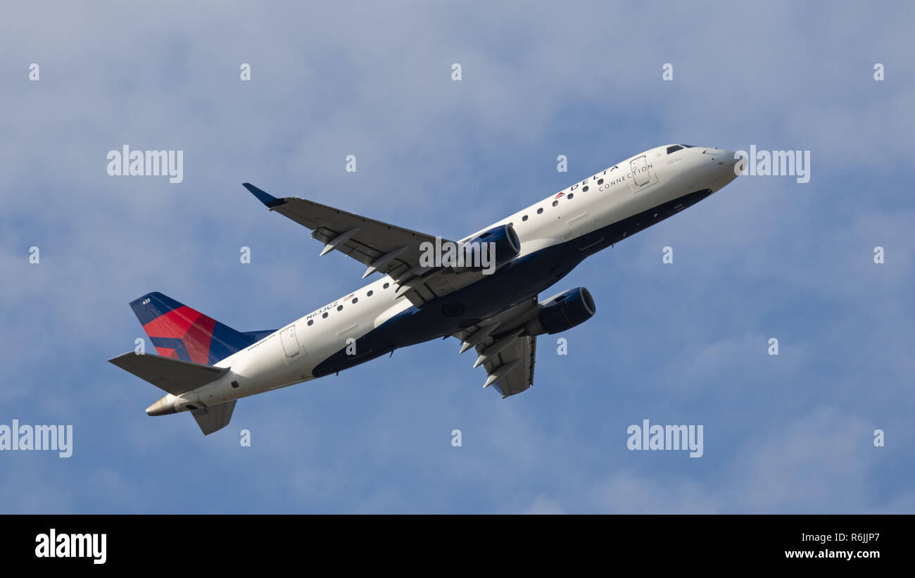 Richmond, British Columbia, Canada. 31 Agosto, 2018. Un collegamento a triangolo Embraer 175 (N633CZ) aereo jet in volo dopo il decollo. L'aereo di linea è di proprietà e gestito da Compass Airlines sotto contratto con Delta Air Lines. Credito: Bayne Stanley/ZUMA filo/Alamy Live News Foto Stock