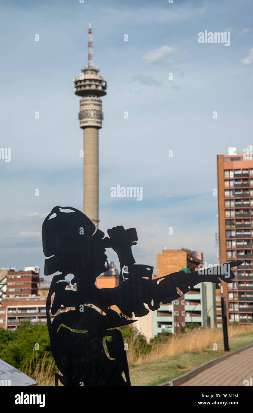 Johannesburg, Sud Africa, 5 dicembre, 2018. Una silhouette figura mantiene la protezione sopra Johannesburg dal vecchio Fort su Constitution Hill. La vecchia fortezza, una prigione dal 1800, è stata utilizzata anche una guarnigione militare durante la guerra Anglo-Boer. L ex Presidente sudafricano Nelson Mandela era una volta tenuto prigioniero qui tra gli altri prigionieri politici. Oggi, il fort è un museo vivente. In questo giorno, 5 dicembre, 2013, Nelson Rolihlahla Mandela è morto. Eva-Lotta Jansson/Alamy Live News Foto Stock