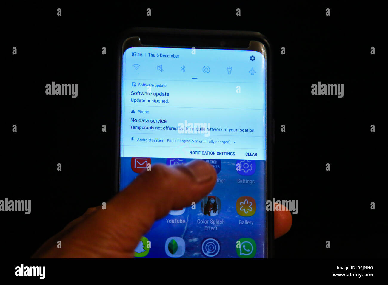 Londra, Regno Unito. 6 dicembre, 2018. Una persona con un telefono cellulare come O2's internet service è basso, lasciando le persone in tutta Manchester, Londra e Southampton con telefoni su rete di O2 non sono in grado di accedere a internet. I problemi di rete apparsi circa 5.30 questa mattina con decine di milioni di utenti potenzialmente interessati. Credito: Dinendra Haria/Alamy Live News Foto Stock