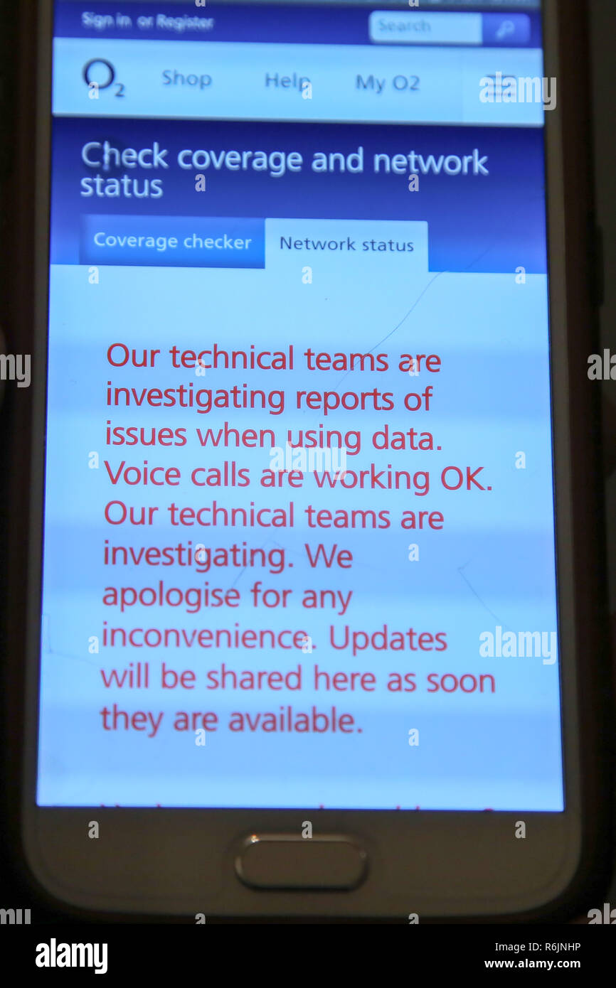 Londra, Regno Unito. 6 dicembre, 2018. Una persona con un telefono cellulare come O2's internet service è basso, lasciando le persone in tutta Manchester, Londra e Southampton con telefoni su rete di O2 non sono in grado di accedere a internet. I problemi di rete apparsi circa 5.30 questa mattina con decine di milioni di utenti potenzialmente interessati. Credito: Dinendra Haria/Alamy Live News Foto Stock