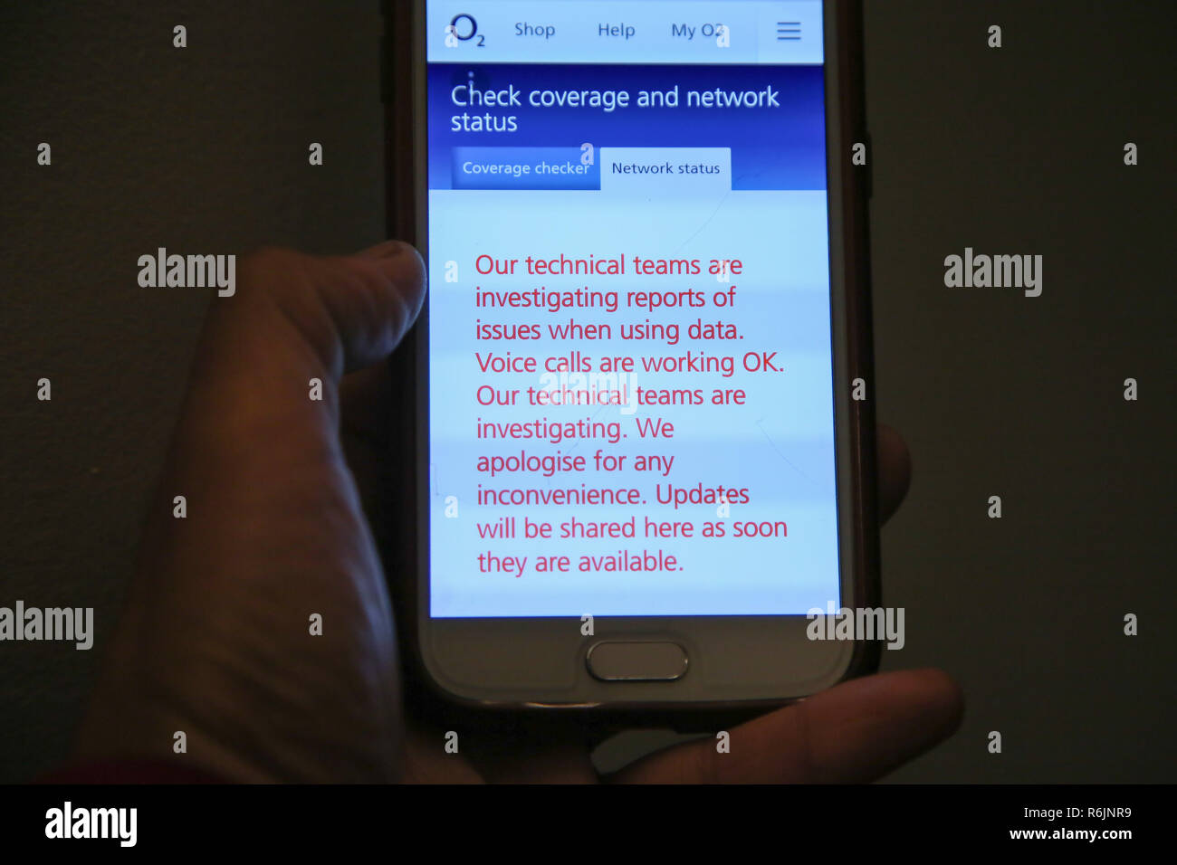 Londra, Regno Unito. 6 dicembre, 2018. Una persona è considerata in possesso di un telefono cellulare come O2's internet service è basso, lasciando le persone in tutta Manchester, Londra e Southampton con telefoni su rete non in grado di accedere a internet. Sembra che i problemi di rete apparsi circa 5.30.La rete è stato confermato che essi stavano indagando su, un comunicato pubblicato sul sito internet della società dicendo i nostri team tecnici stanno studiando le segnalazioni di problemi quando si utilizzano dati. Le chiamate vocali vengono funzionamento OK, ci scusiamo per gli eventuali disagi. Credito: Dinendra Haria/SOPA Immagini/ZUMA filo/Alamy Live News Foto Stock