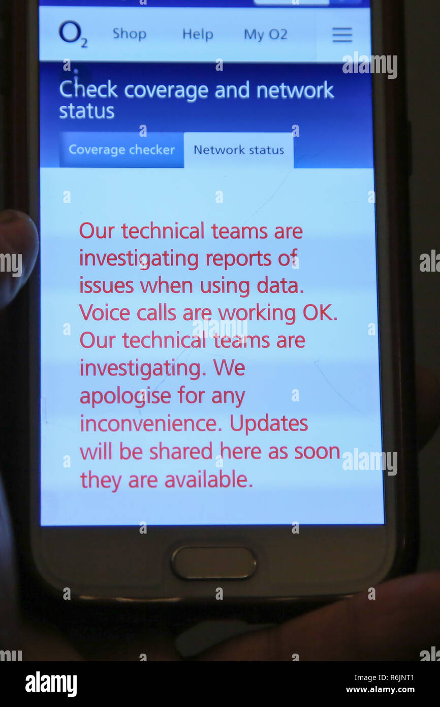 Londra, Regno Unito. 6 dicembre, 2018. Una persona è considerata in possesso di un telefono cellulare come O2's internet service è basso, lasciando le persone in tutta Manchester, Londra e Southampton con telefoni su rete non in grado di accedere a internet. Sembra che i problemi di rete apparsi circa 5.30.La rete è stato confermato che essi stavano indagando su, un comunicato pubblicato sul sito internet della società dicendo i nostri team tecnici stanno studiando le segnalazioni di problemi quando si utilizzano dati. Le chiamate vocali vengono funzionamento OK, ci scusiamo per gli eventuali disagi. Credito: Dinendra Haria/SOPA Immagini/ZUMA filo/Alamy Live News Foto Stock
