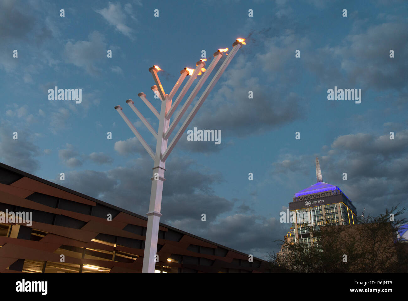 Johannesburg, Sud Africa, 5 dicembre, 2018. La comunità ebraica ha acceso una super-dimensionato Menorah per Hanukkah a Sandton City, mercoledì sera. Chabad House-Johannesburg accesa la quarta candela del 7-m-tall Menorah, che simboleggiano il quarto giorno di Hanukkah, o la festa delle luci (dicendo che è il più alto Menorah in Africa). Hanukkah è celebrato 2-10 di dicembre. Eva-Lotta Jansson/Alamy Live News Foto Stock