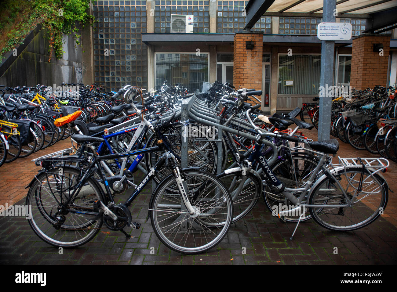 Il parcheggio delle biciclette in Mechelen City Centre, Belgio. Foto Stock