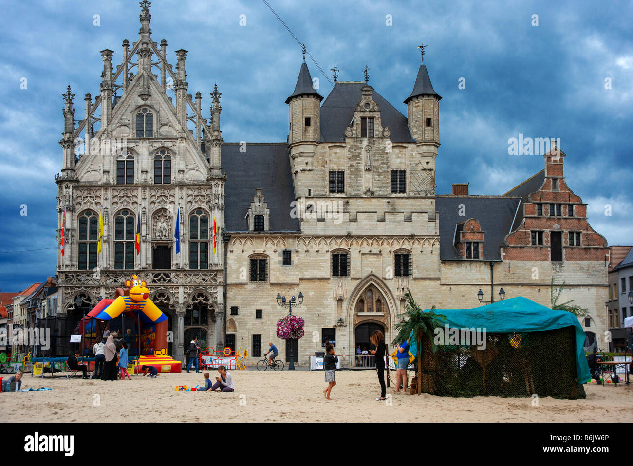 Artificiale di spiaggia di sabbia nella parte anteriore del case delle corporazioni e Municipio di Mechelen piazza principale, Grote Markt, Belgio Foto Stock