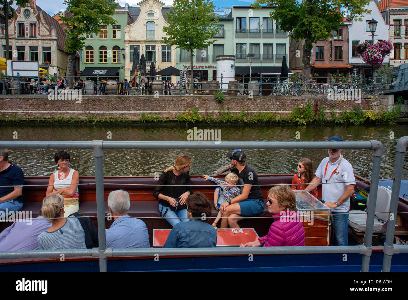 Gita in barca nel fiume Dijle, Mechelen, Belgio. Case romantica facciata. Foto Stock