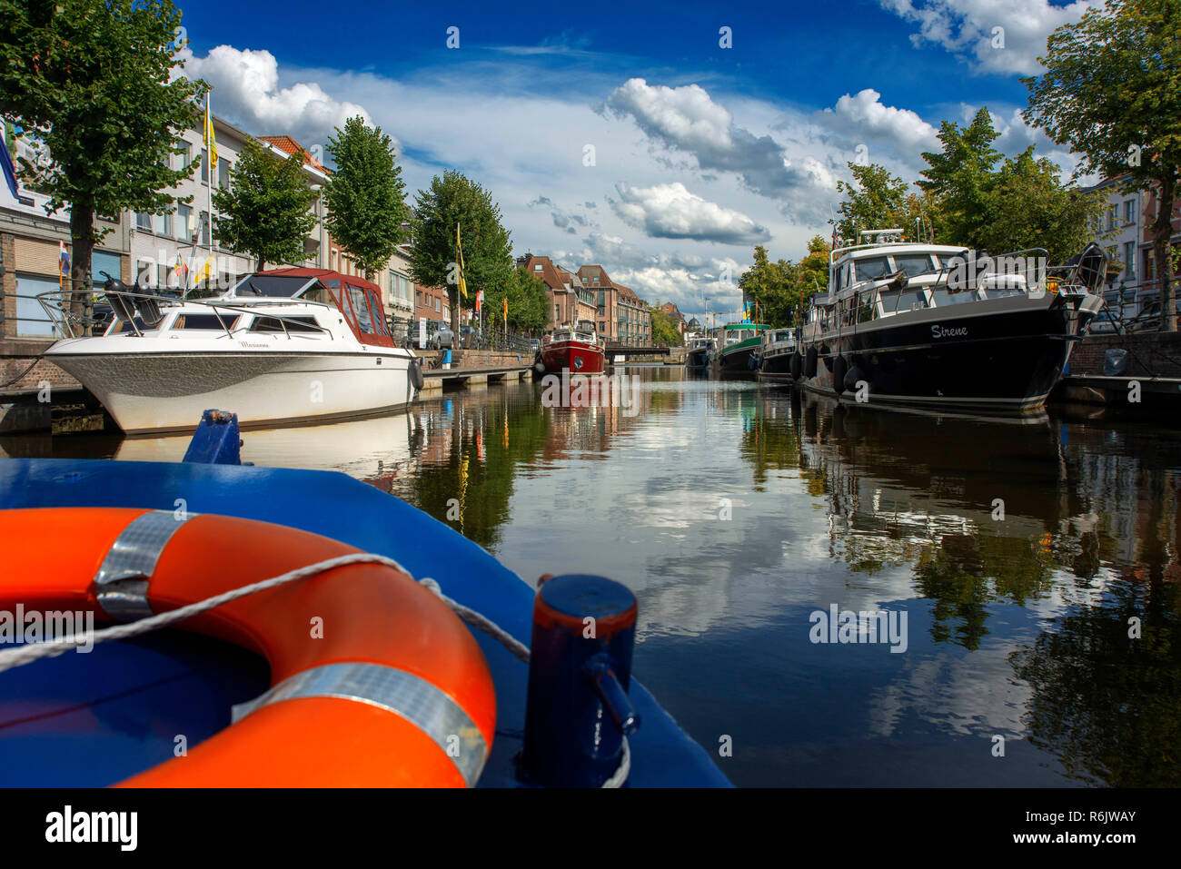 Gita in barca nel fiume Dijle, Mechelen, Belgio. Case romantica facciata. Foto Stock