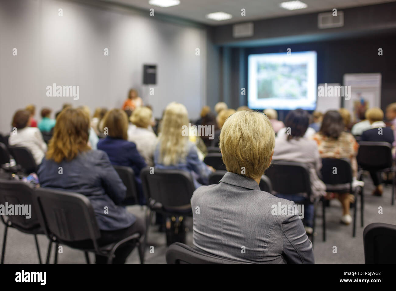 Donna d'affari e persone in ascolto sulla conferenza. L'immagine orizzontale Foto Stock