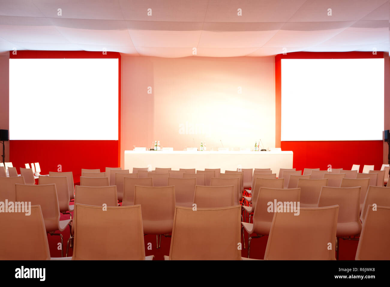 Vuoto interno della sala conferenze. Sala conferenze interni rossi.Due schermi per le presentazioni. Foto Stock