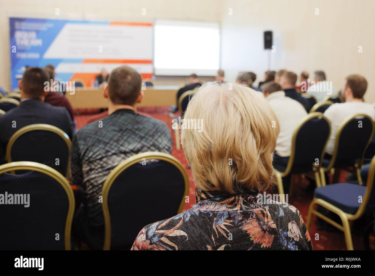 Donna d'affari e persone in ascolto sulla conferenza. L'immagine orizzontale Foto Stock