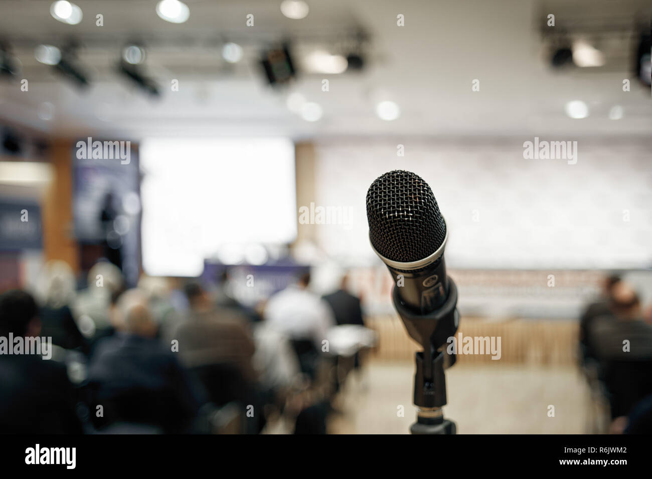 Microfono sulla conferenza di presentazione holl close-up con sfondo sfocato Foto Stock