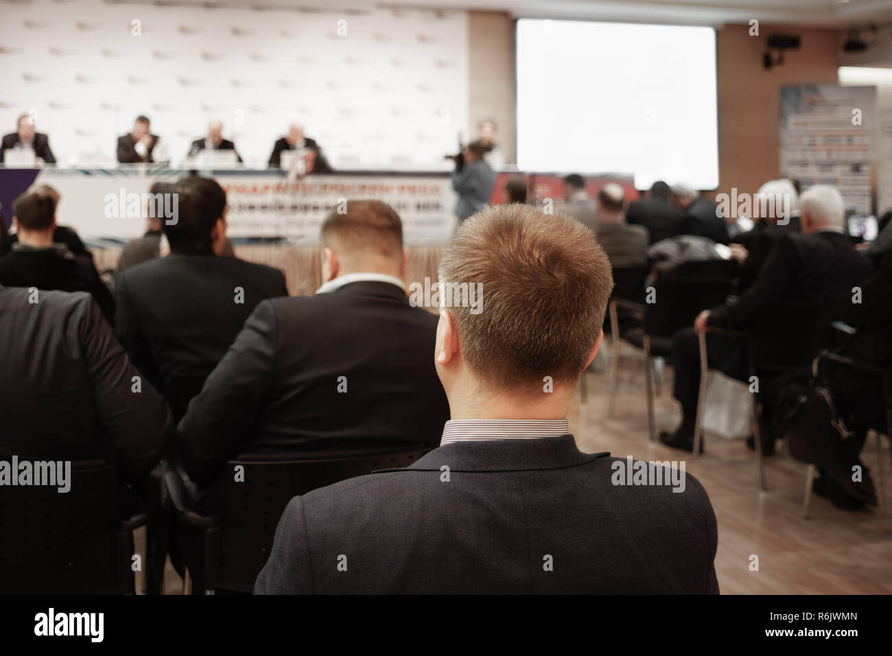 Un gruppo di uomini di affari o un gruppo di persone o di studenti di ascoltare o guardare al сonference Presentazione o lezione. L'immagine orizzontale Foto Stock