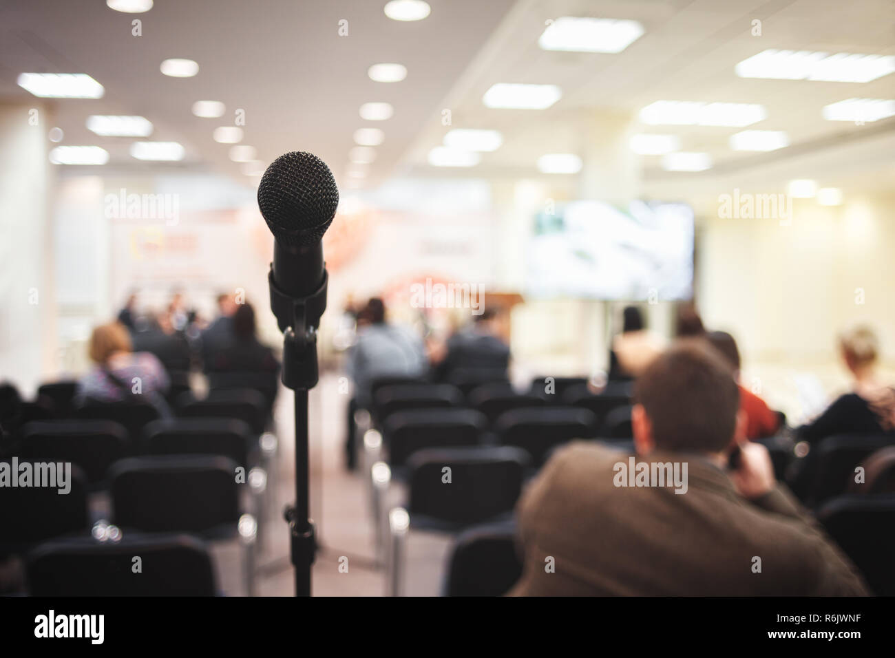 Microfono sulla conferenza di presentazione holl close-up con sfondo sfocato Foto Stock