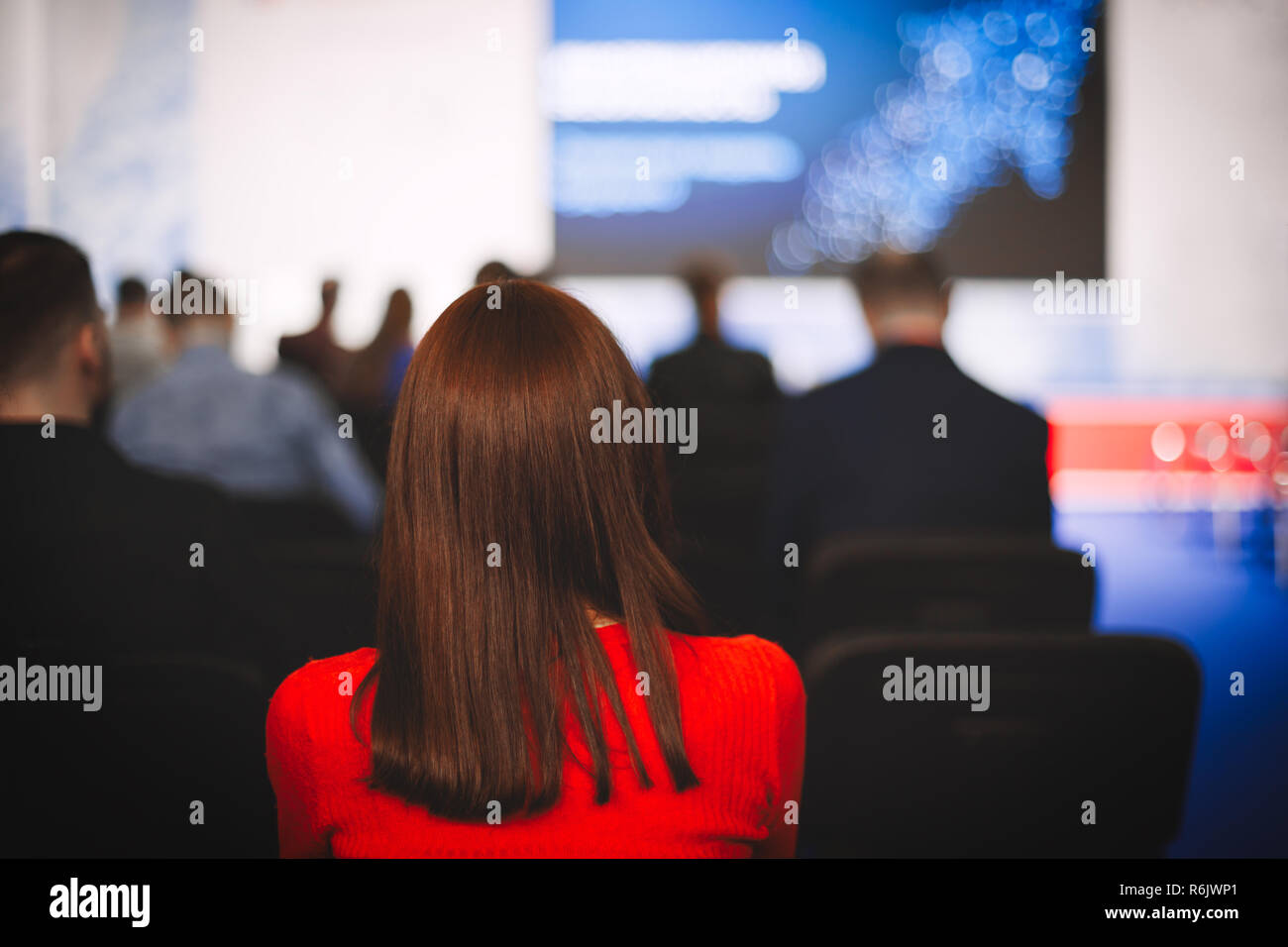 Donna d'affari e persone in ascolto sulla conferenza o sulla formazione nella hall Foto Stock