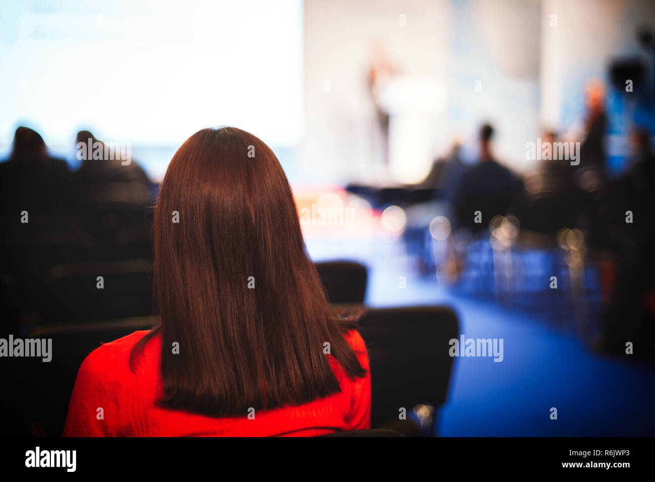 Donna d'affari e persone in ascolto sulla conferenza o sulla formazione nella hall Foto Stock
