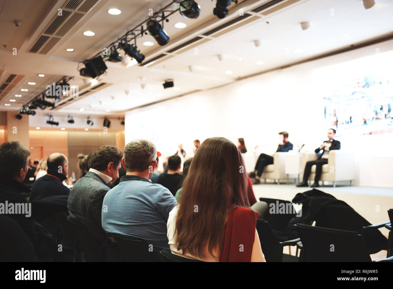 Donna d'affari e persone in ascolto sulla conferenza o sulla formazione nella hall Foto Stock